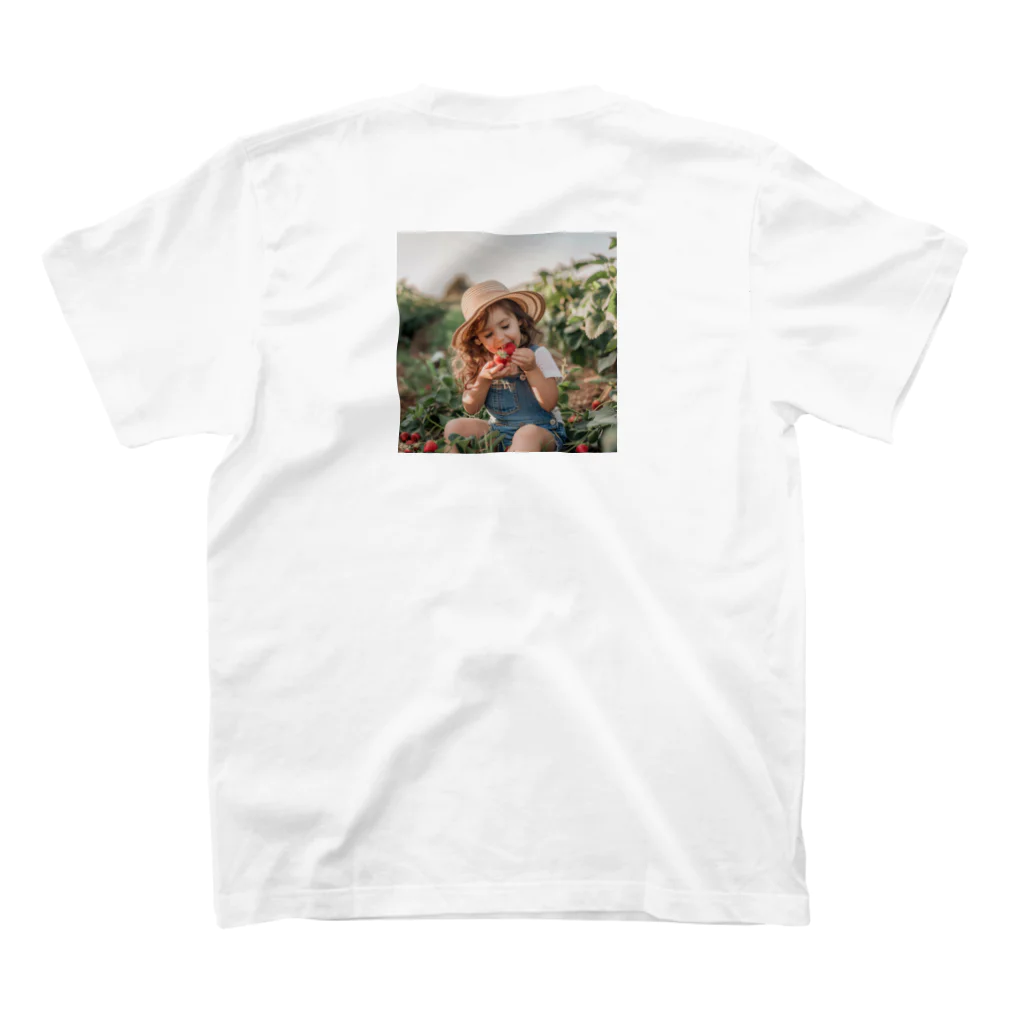 AQUAMETAVERSEの苺狩りで口にほうばんでいる女の子　ラフルール　1859 Regular Fit T-Shirtの裏面