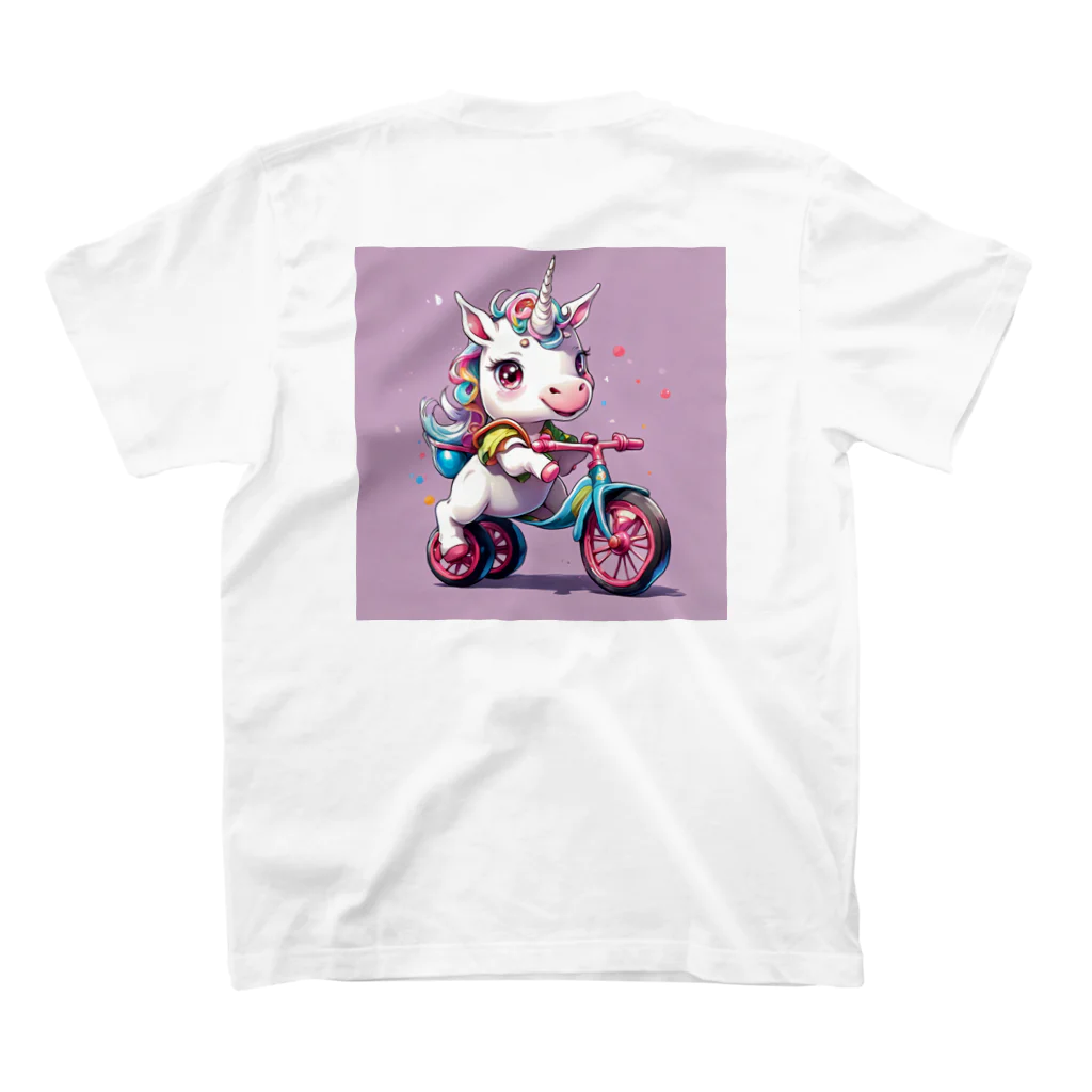 TOMOの部屋の三輪車に乗るユニコーン スタンダードTシャツの裏面