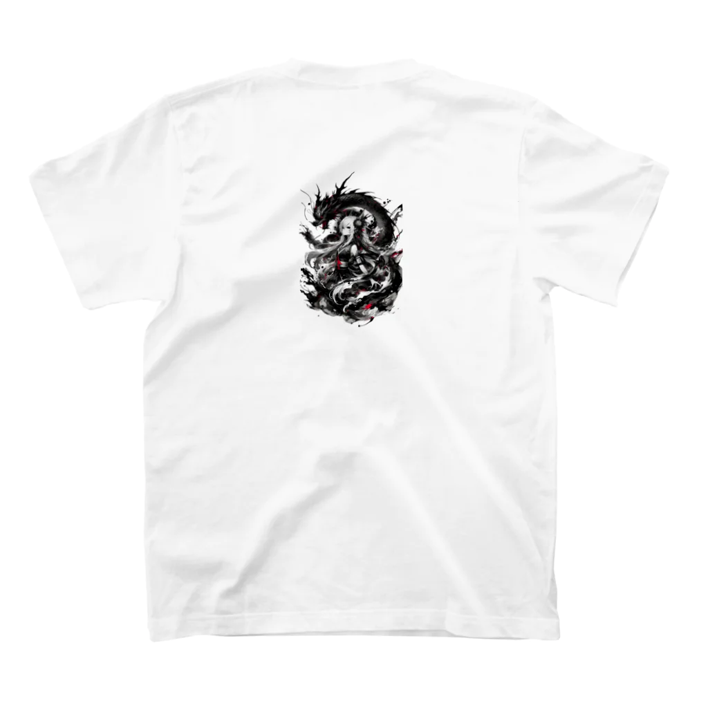 蝋燭のDragonと女性 Regular Fit T-Shirtの裏面