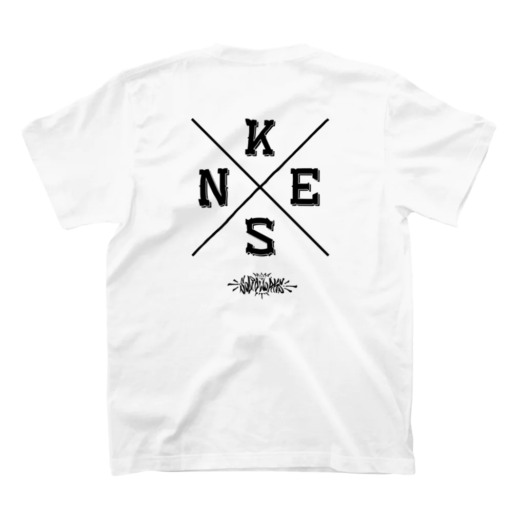 KENNY a.k.a. Neks1のNEKS-ONE クロスロゴTシャツ(バックプリントBLK) Regular Fit T-Shirtの裏面