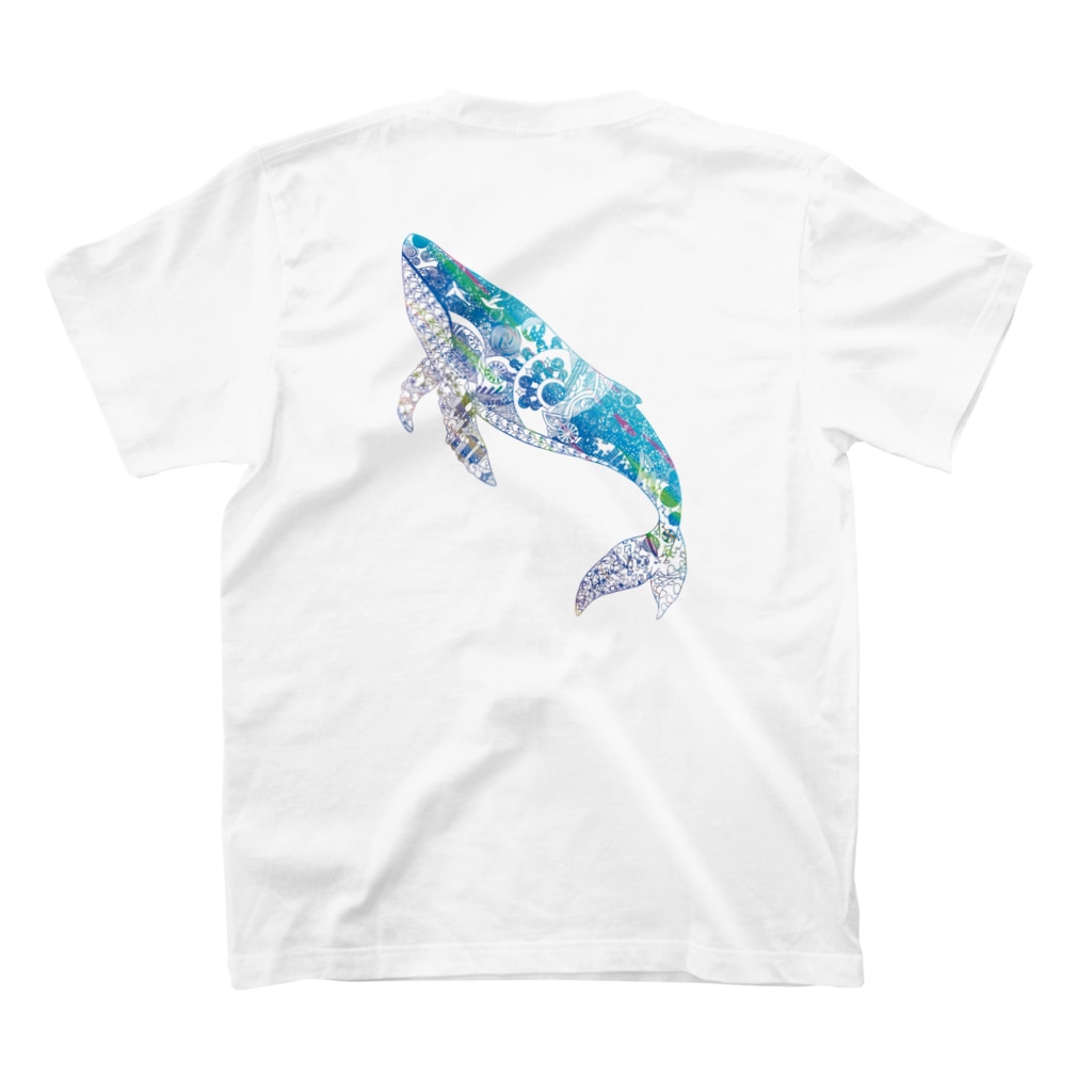 切り絵作家カジタミキのクジラの切り絵 Regular Fit T-Shirtの裏面