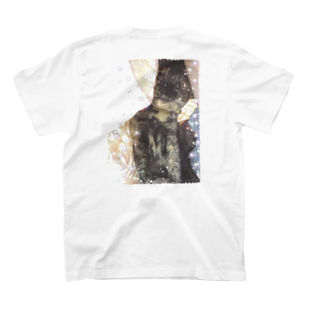 ❊ おぶ(⑉་ ⍸ ་⑉) のおみせ ❊の保護猫チャリティ🐾 Regular Fit T-Shirtの裏面