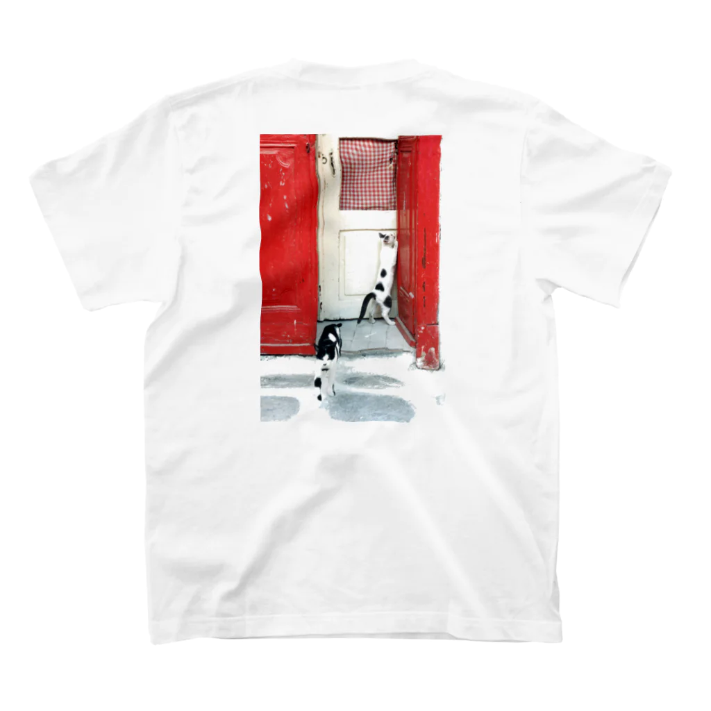 黒猫デザインのエーゲ海の猫　赤い扉 スタンダードTシャツの裏面