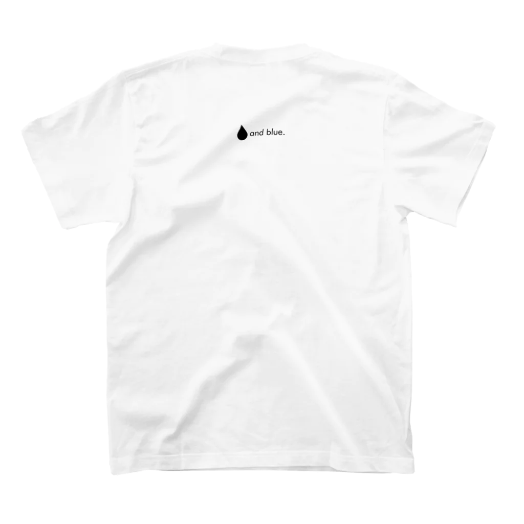 and blue. / アンドブルーの赤の君 Regular Fit T-Shirtの裏面