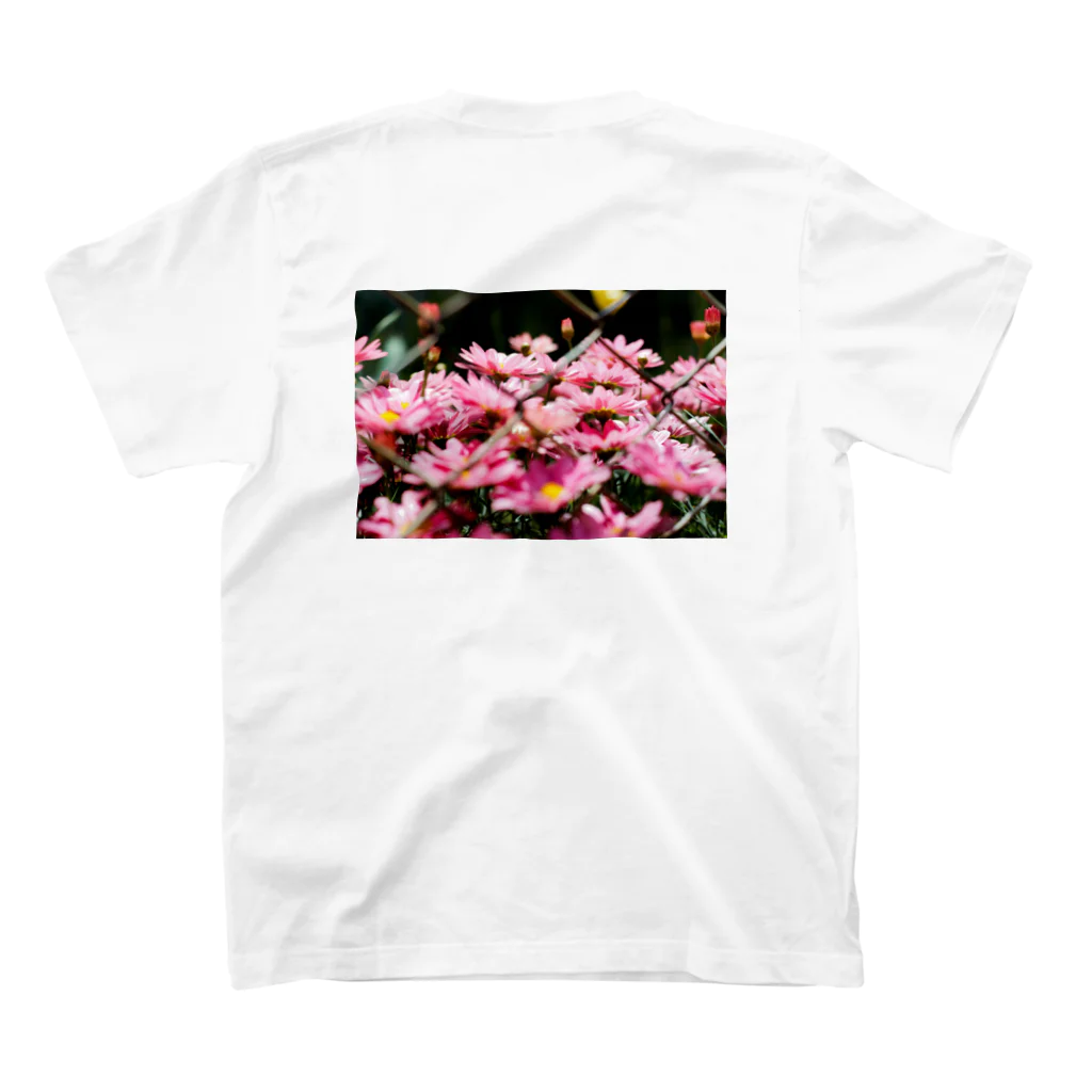 かぴばらのFLOWERS-ふぇんす- Regular Fit T-Shirtの裏面