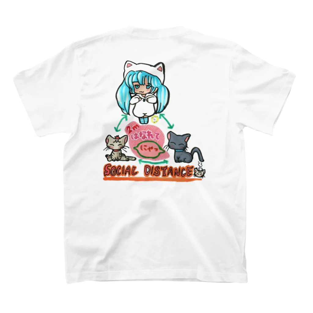 miku'ꜱGallery星猫の背面 ソーシャルディスタンス✨mikuと愛猫「2mはなれてにゃ SOCIAL DISTANCE」メッセージイラスト スタンダードTシャツの裏面