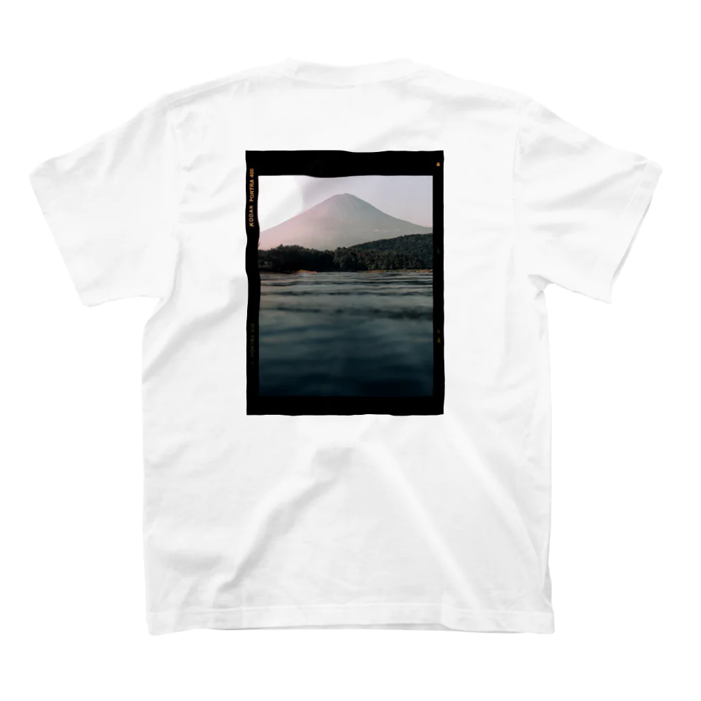 nanato yamadaのMt.Fuji KODAK PORTRA 400 Regular Fit T-Shirtの裏面