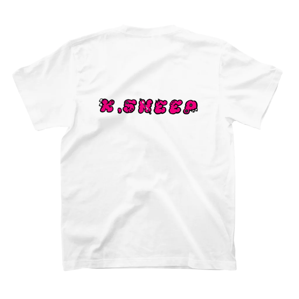 K.SHEEPの背面ピアスロゴ(ショッキングピンクフィル) Regular Fit T-Shirtの裏面