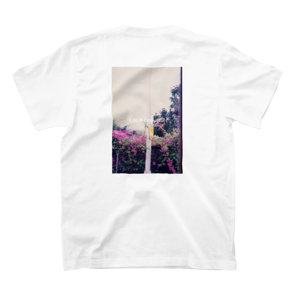 ipunigraphの黄色い看板とピンクの花 スタンダードTシャツの裏面