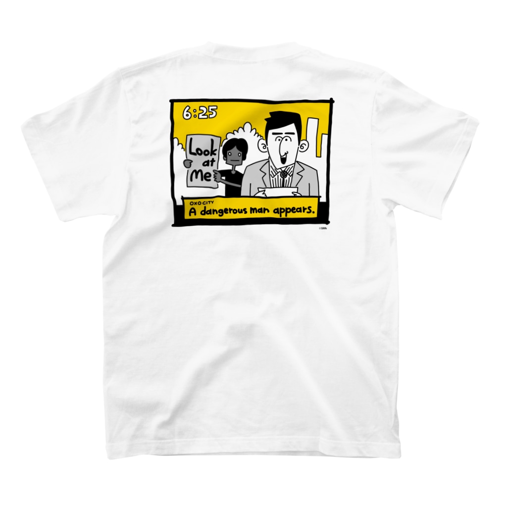 りおたのニュースの後ろに不審者が…！(YELLOW MINI) Regular Fit T-Shirtの裏面