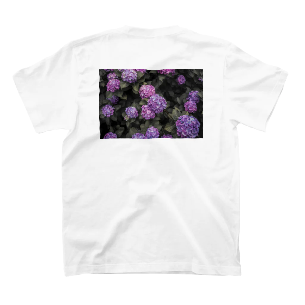 nanato yamadaのHydrangea 紫陽花T purple Regular Fit T-Shirtの裏面