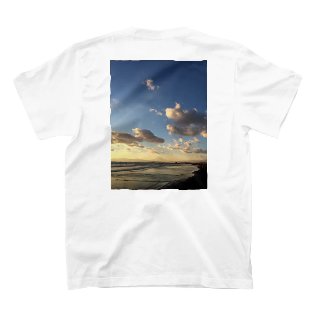 shizenhaの冬の海辺の空と雲 スタンダードTシャツの裏面