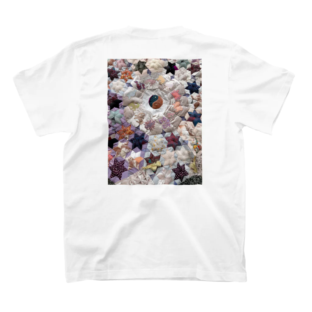 おこめっとちゃんのpatchwork quilt Regular Fit T-Shirtの裏面