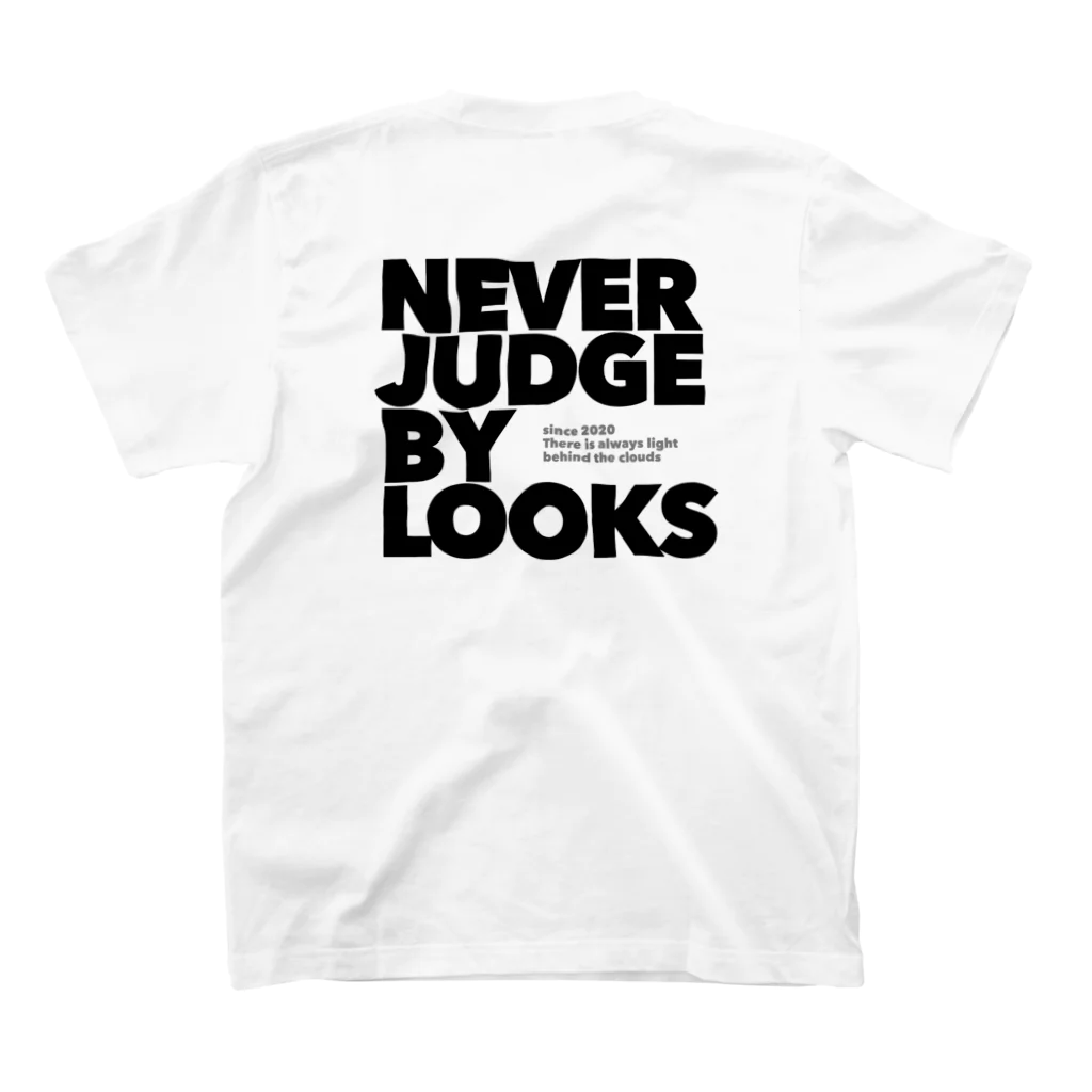 NEVER JUDGE BY LOOKS！のビッグロゴ スタンダードTシャツの裏面