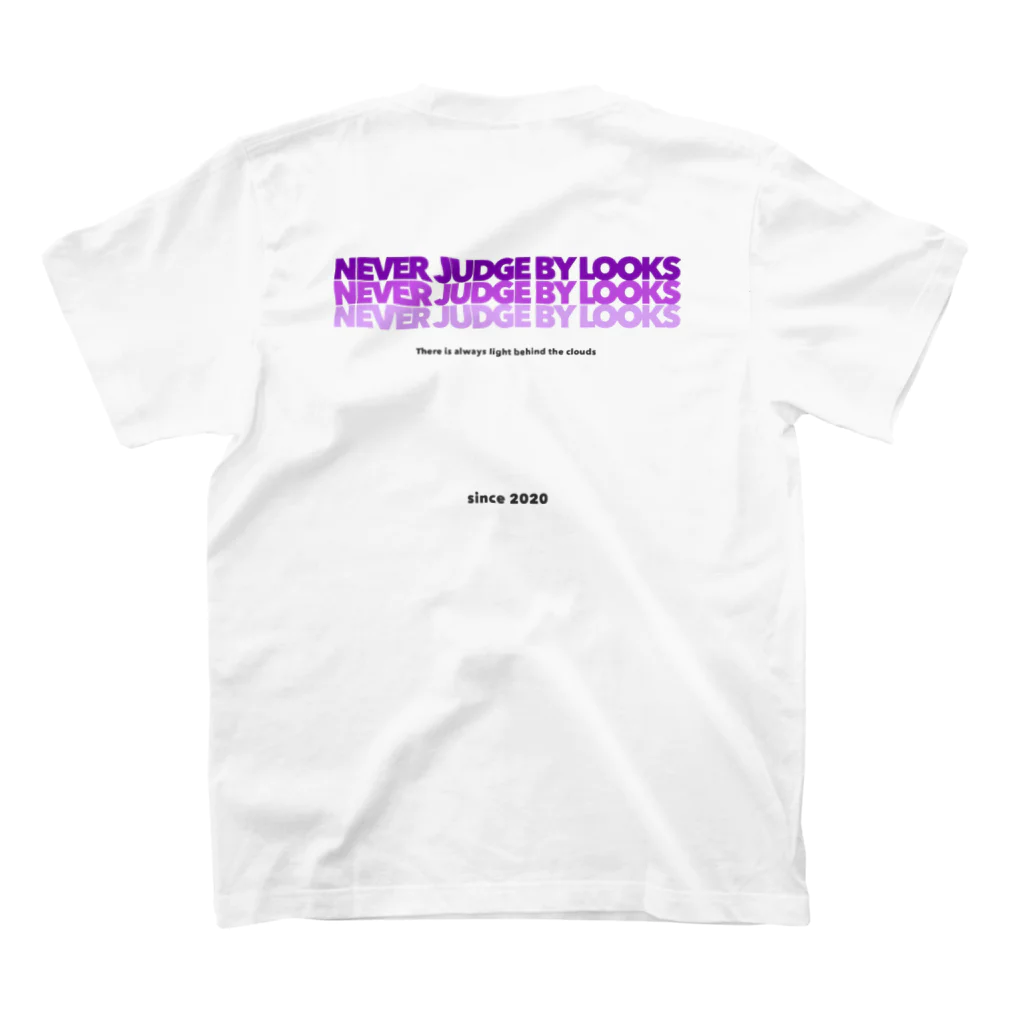 NEVER JUDGE BY LOOKS！のグラデーション スタンダードTシャツの裏面