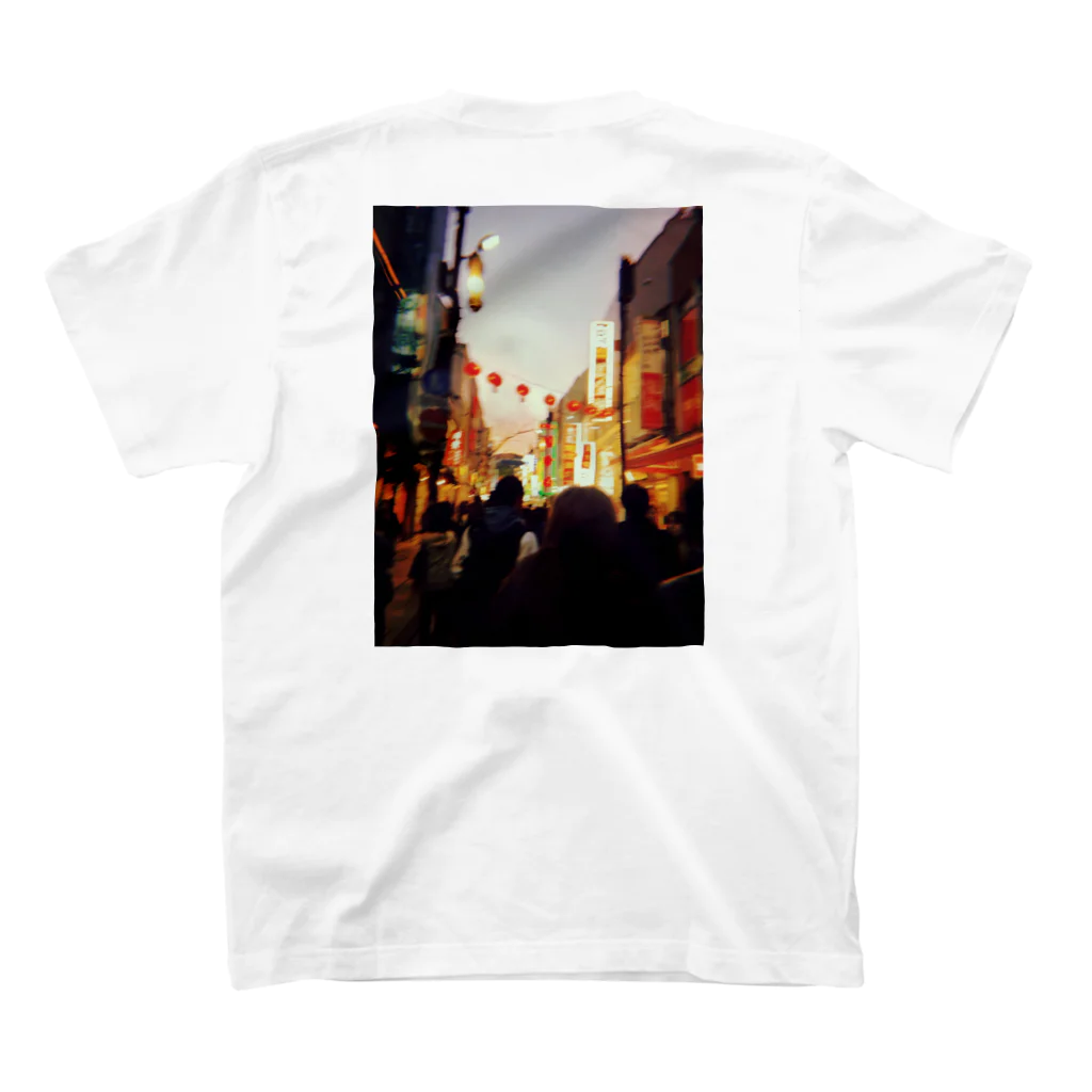 老舗 陽介屋のChinatown夜景フォトグッズ Regular Fit T-Shirtの裏面