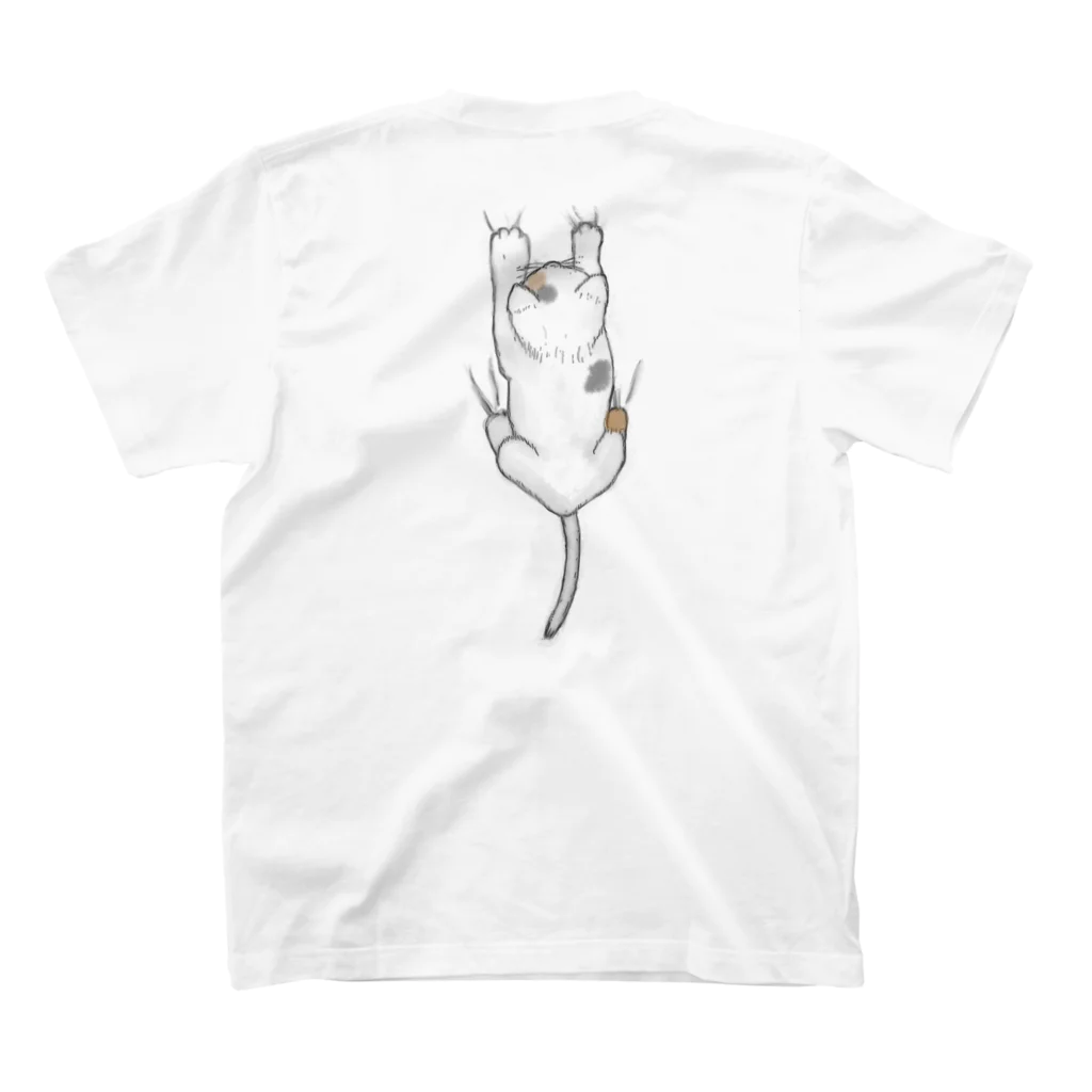 そらまめの着ると背中に三毛猫がしがみつく Regular Fit T-Shirtの裏面