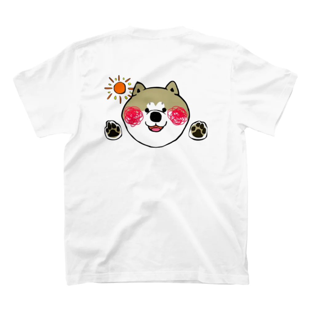 保護犬達の楽園オリジナルグッズのおはよう秋田犬アキラくん Regular Fit T-Shirtの裏面