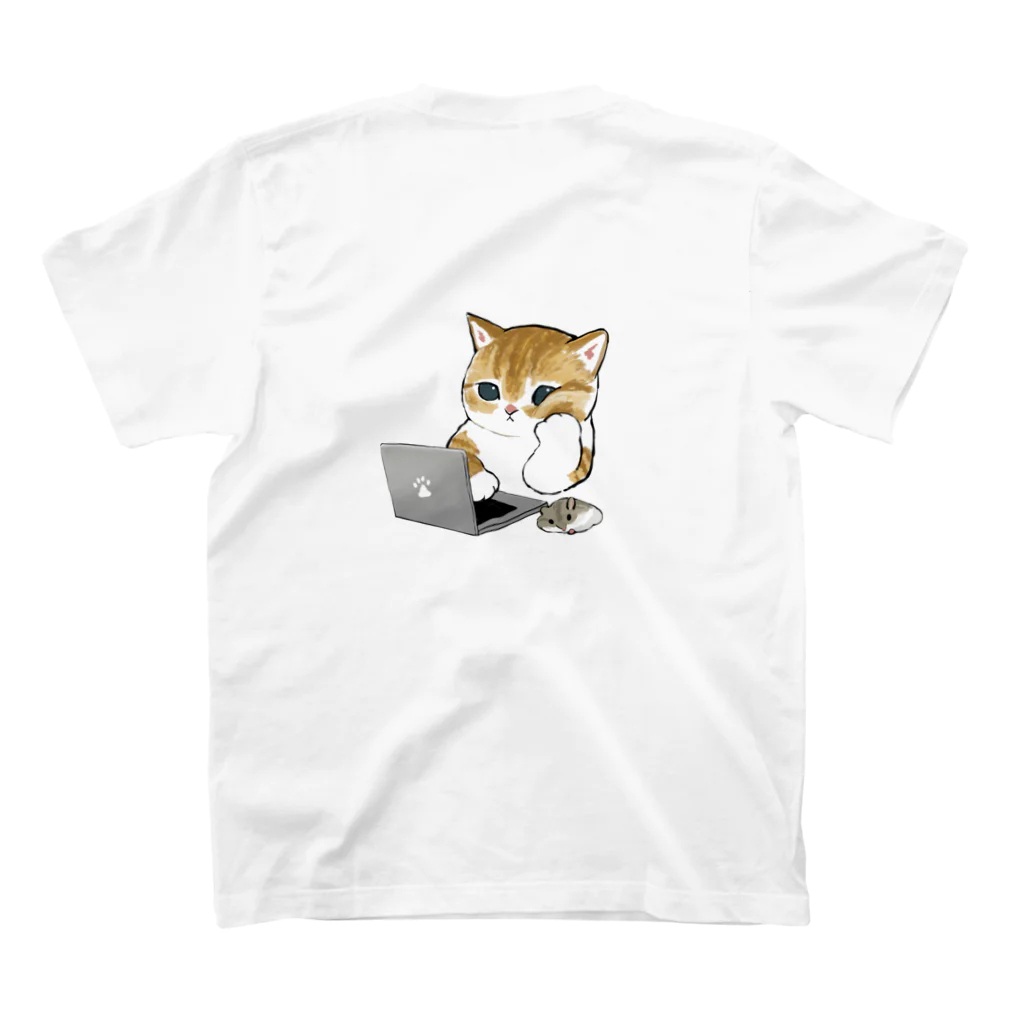 mofusandの在宅勤務のプロ、その名は猫。 スタンダードTシャツの裏面