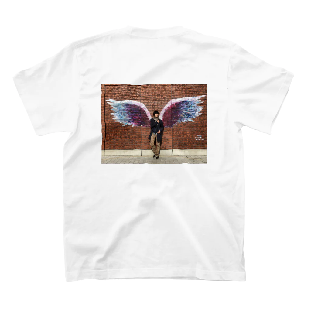 しとんOfficial Fan Shopの天使のはね Regular Fit T-Shirtの裏面