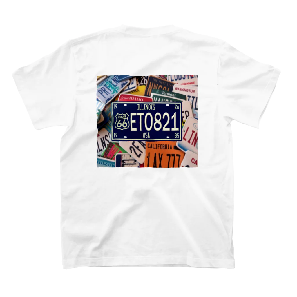 ストリートファッションはEighTwOne-821-(えいとぅーわん はちにーいち)のナンバープレート（ネイビー） Regular Fit T-Shirtの裏面