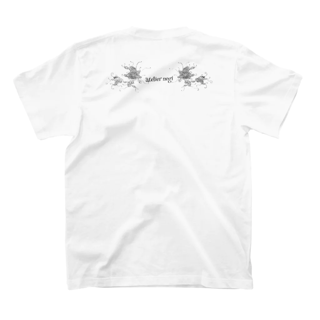 アトリエ葱の鉢植え鳥 Regular Fit T-Shirtの裏面