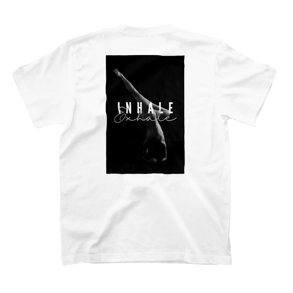 yocchi💎【日本人初】ヌードヨガアーティストのヌードヨガアーティストyocchi 【inhale,exhale】 Regular Fit T-Shirtの裏面