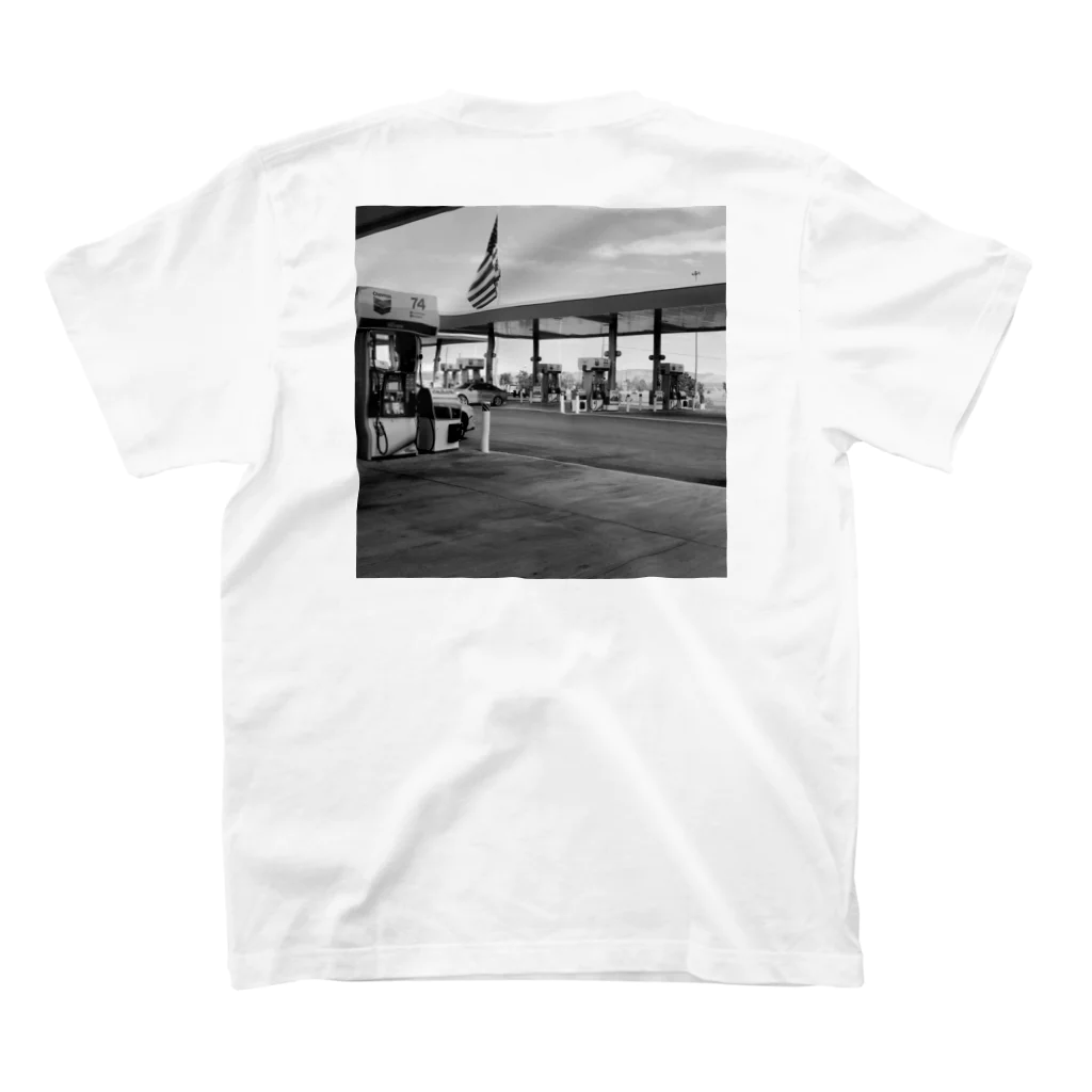 yyyのAmericaのガソリンスタンド Regular Fit T-Shirtの裏面