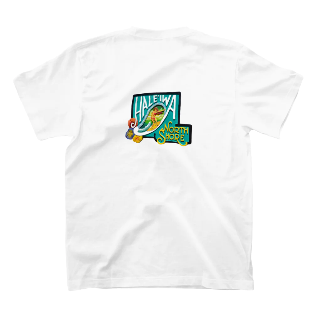 アロハスタイルハワイのハレイワの看板（前面：男の子　背面：女の子） Regular Fit T-Shirtの裏面