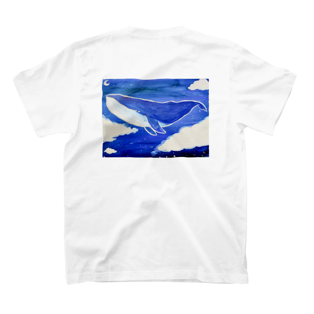 uzuuzuの空泳ぐタイプのクジラさん Regular Fit T-Shirtの裏面