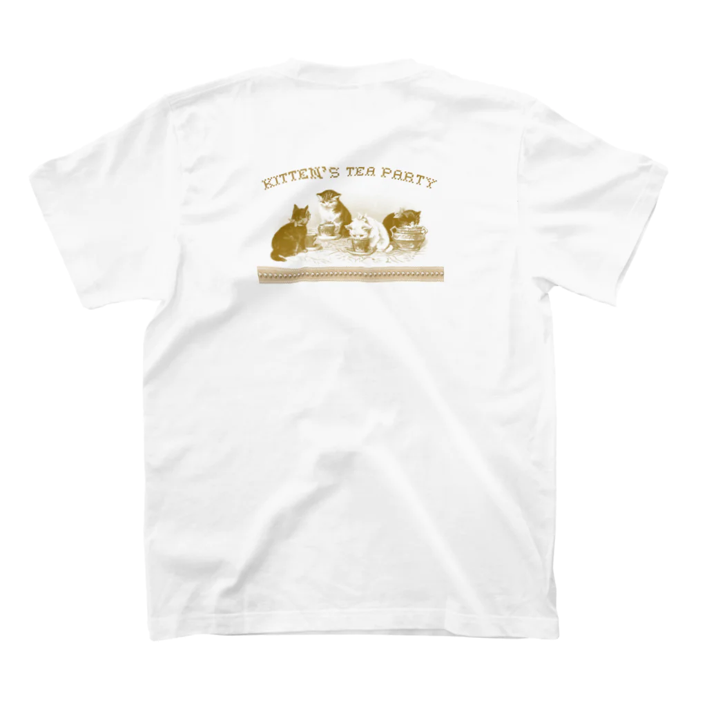 海賊猫 cocoの『こねこ はじめてのおよばれ』② パリ雑貨風 アンティーク・イラスト風 レースと真珠 Regular Fit T-Shirtの裏面
