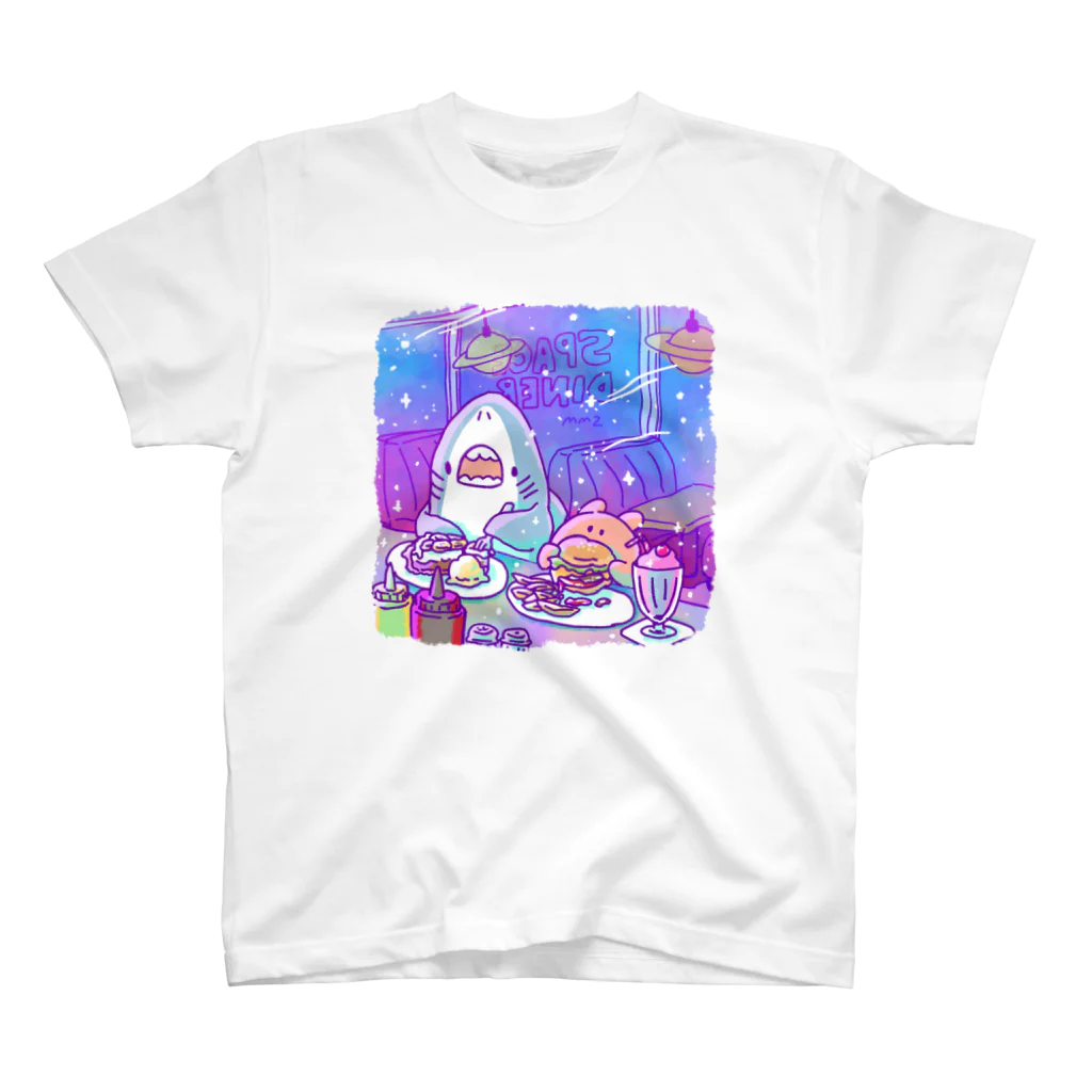 サメとメンダコ[namelessmm2]の宇宙ダイナー Regular Fit T-Shirt