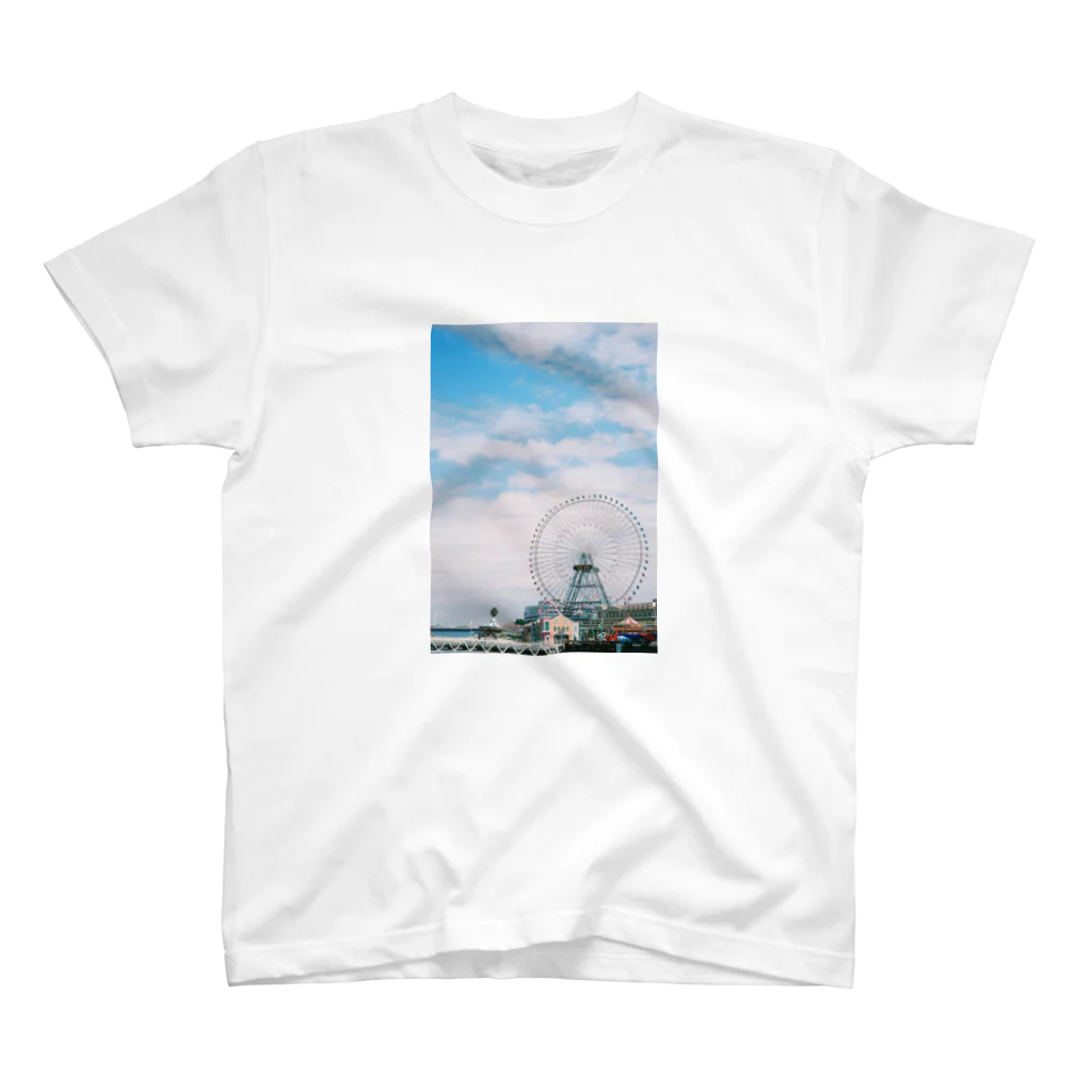 空と花とフィルムのフィルムと観覧車 Regular Fit T-Shirt