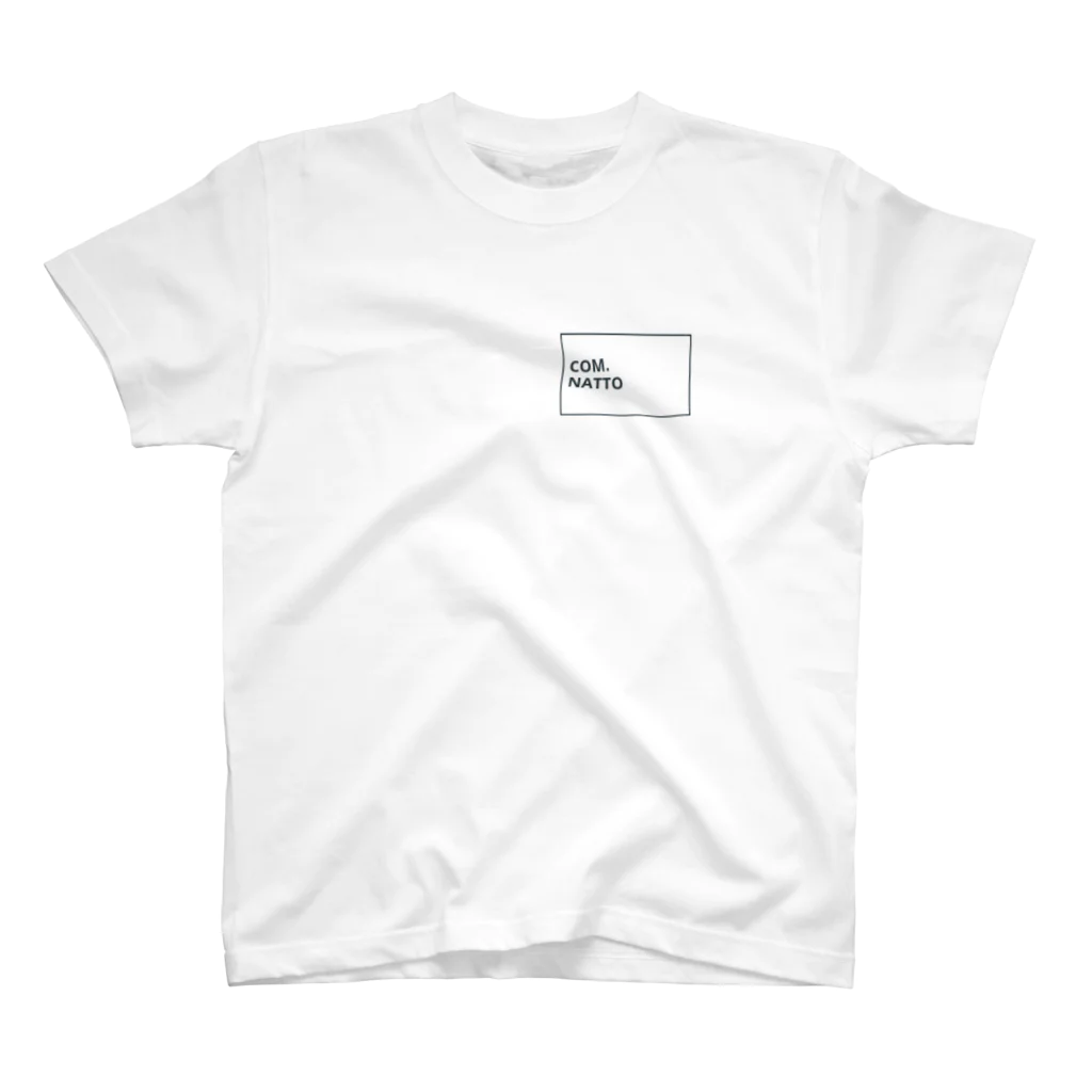 com.nattoのcom.nattoオリジナルロゴTシャツ Regular Fit T-Shirt