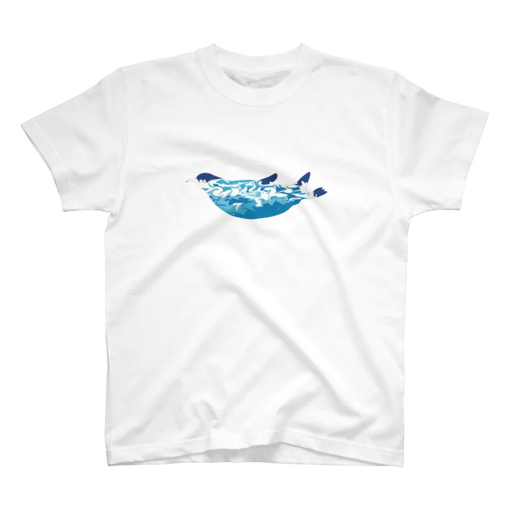 ヒロシオーバーダイブのペンギン、夏の海を泳ぐ。 スタンダードTシャツ