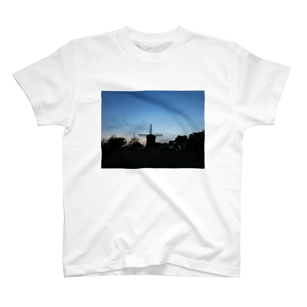 ぺんぺんぺんきちの夕焼けと風車 スタンダードTシャツ