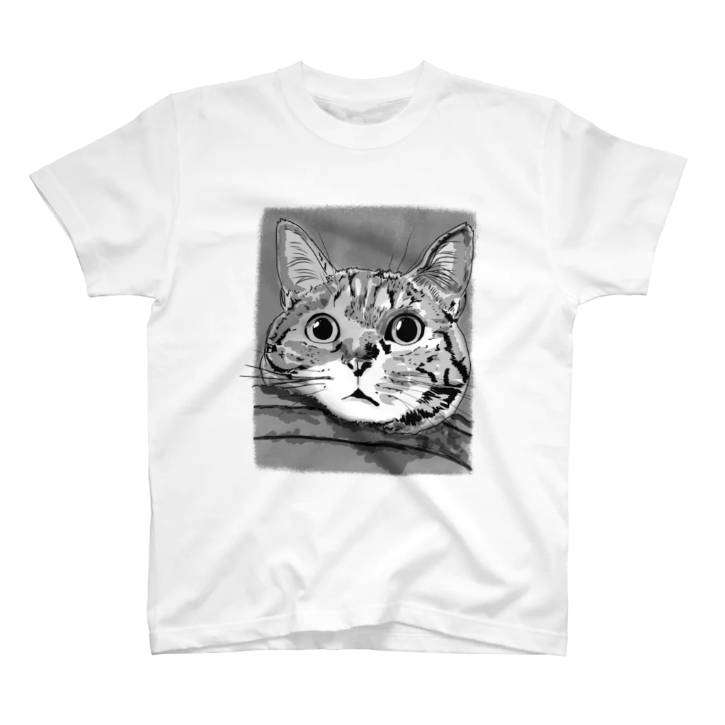 猫まみれ小店のモノクロ　見つめるこなつちゃん スタンダードTシャツ