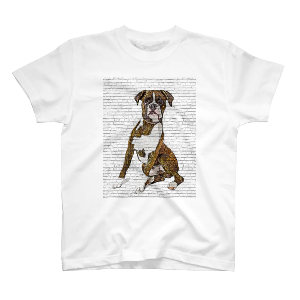 【CPPAS】Custom Pet Portrait Art Studioのかっこいいポーズのボクサー犬 - レンガブロックの背景 Regular Fit T-Shirt
