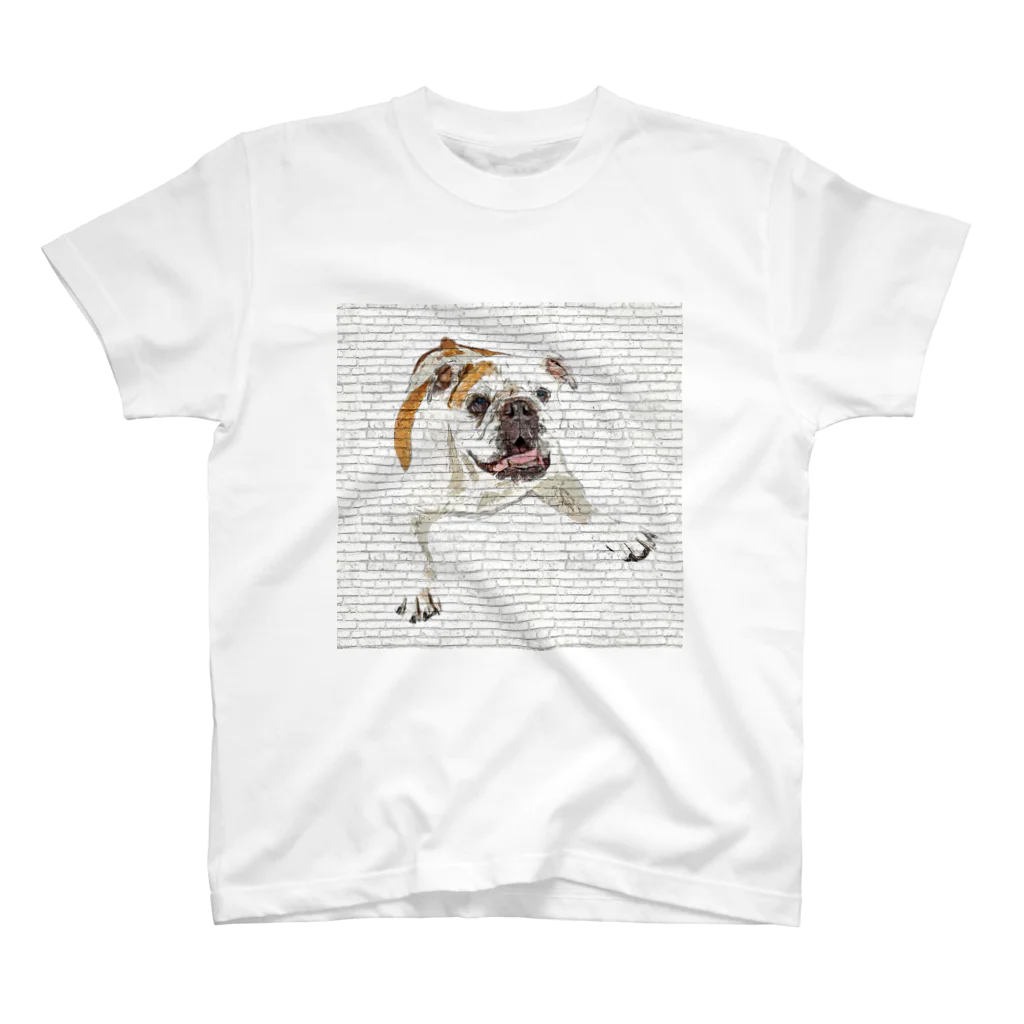 【CPPAS】Custom Pet Portrait Art Studioのかわいいブルドッグ - レンガブロックの背景 スタンダードTシャツ