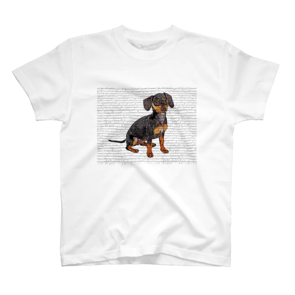 【CPPAS】Custom Pet Portrait Art Studioのかわいいダックスフントの子犬 - レンガブロックの背景 Regular Fit T-Shirt