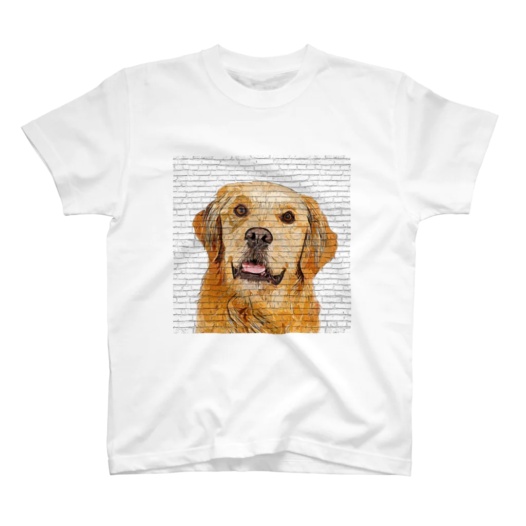 【CPPAS】Custom Pet Portrait Art Studioのゴールデンレトリバー - レンガブロックの背景 Regular Fit T-Shirt