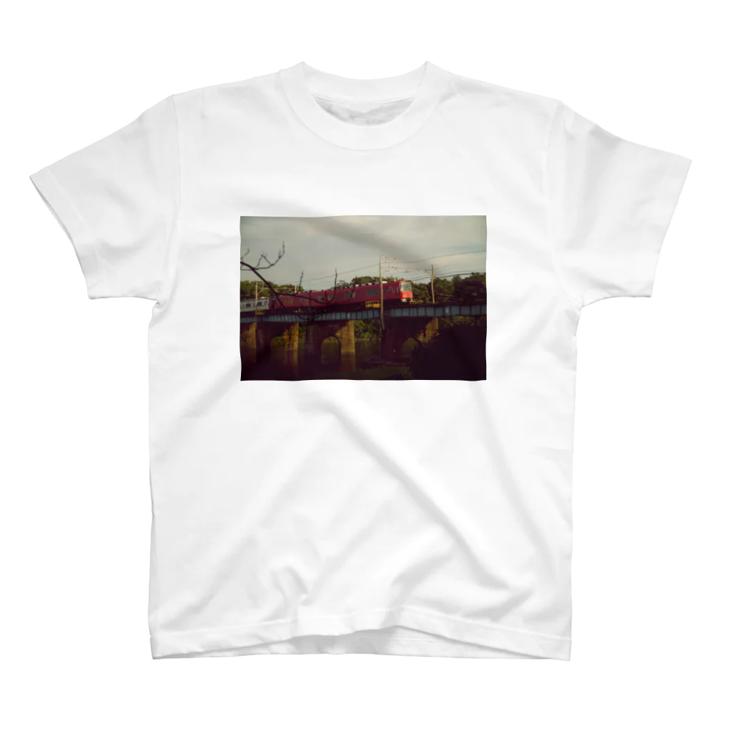 まるぼ写真館の鉄橋と赤い電車 スタンダードTシャツ