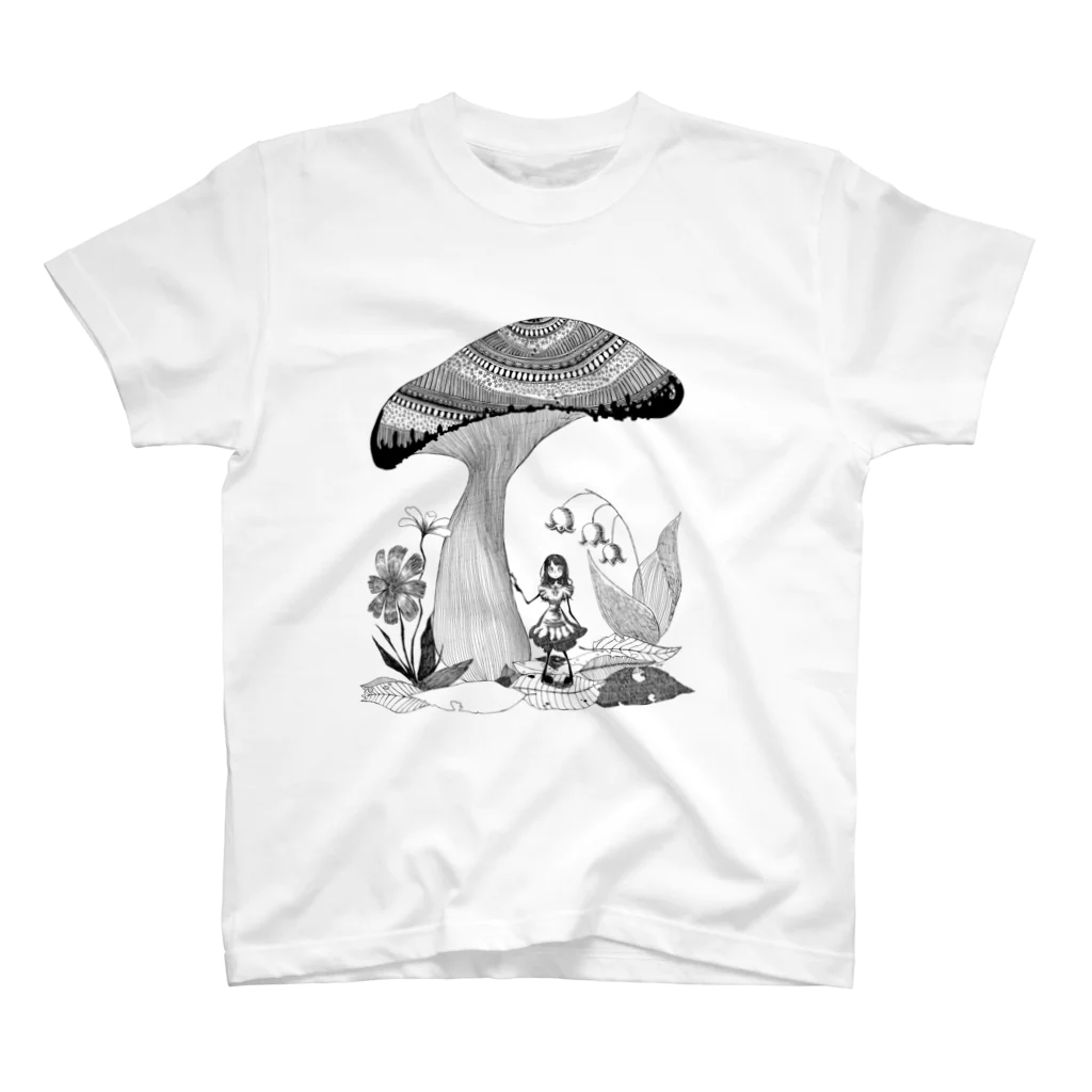 いちご みそ汁の大きな森と小さな少女(白黒) Regular Fit T-Shirt