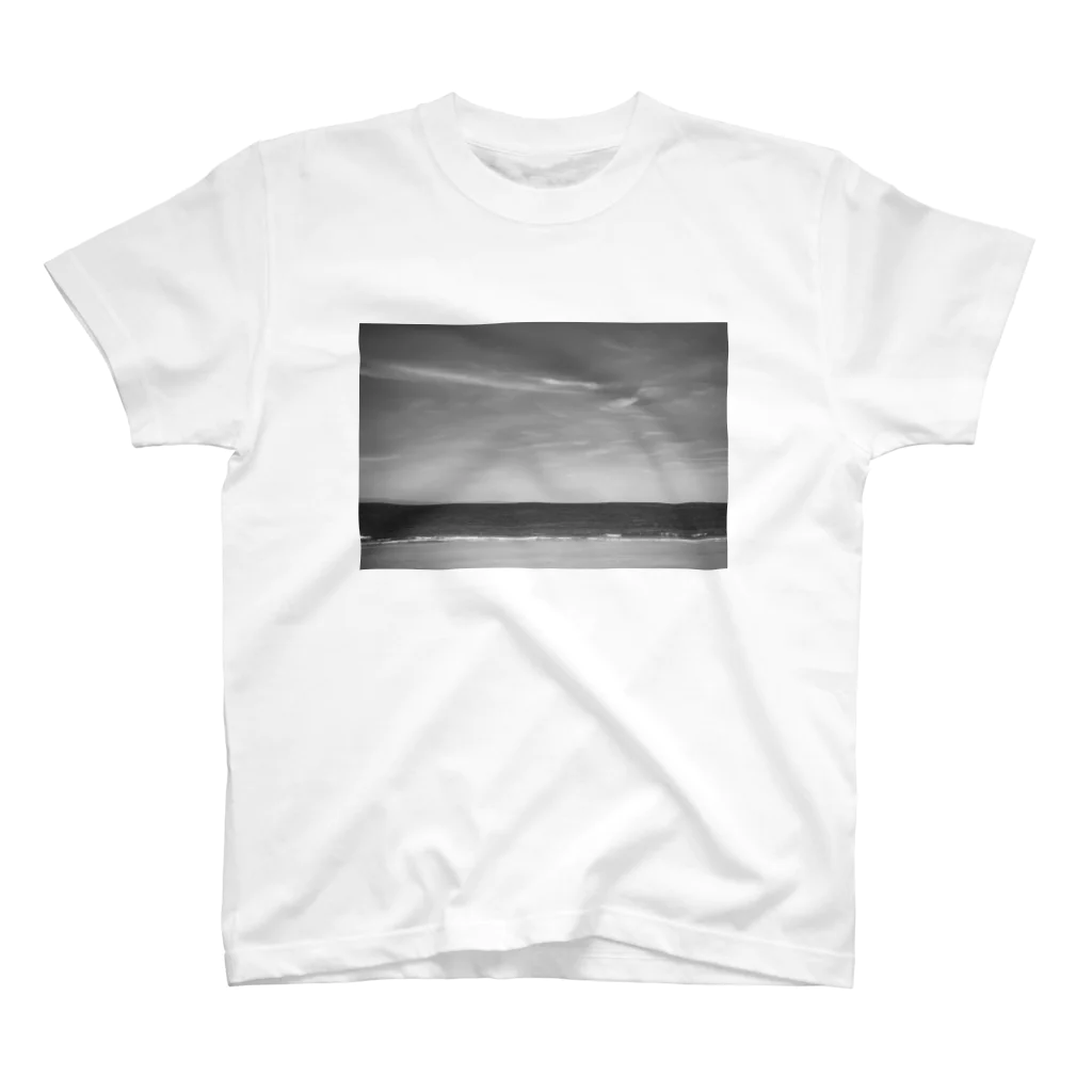 TATTUの海水浴場の海と空と雲 スタンダードTシャツ