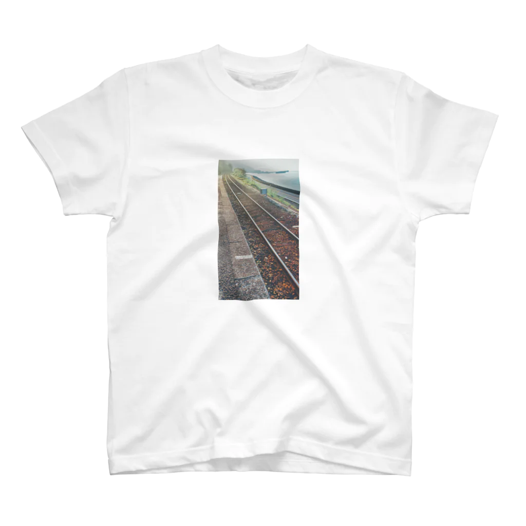 Lydianのホームと線路と車道と海 スタンダードTシャツ