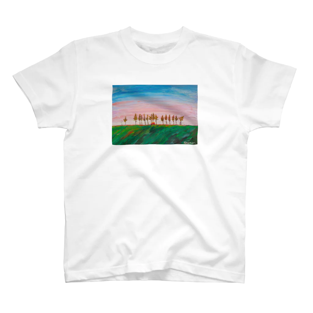 SHINOCHIKA.artworksの並木道をかける赤い車 スタンダードTシャツ