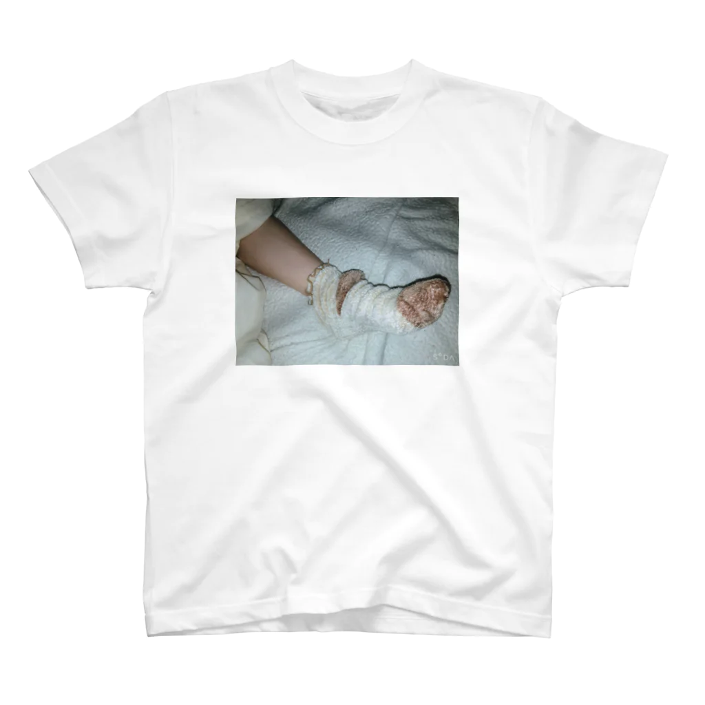 Mew_05-01の妻の寝てる時の足 Regular Fit T-Shirt