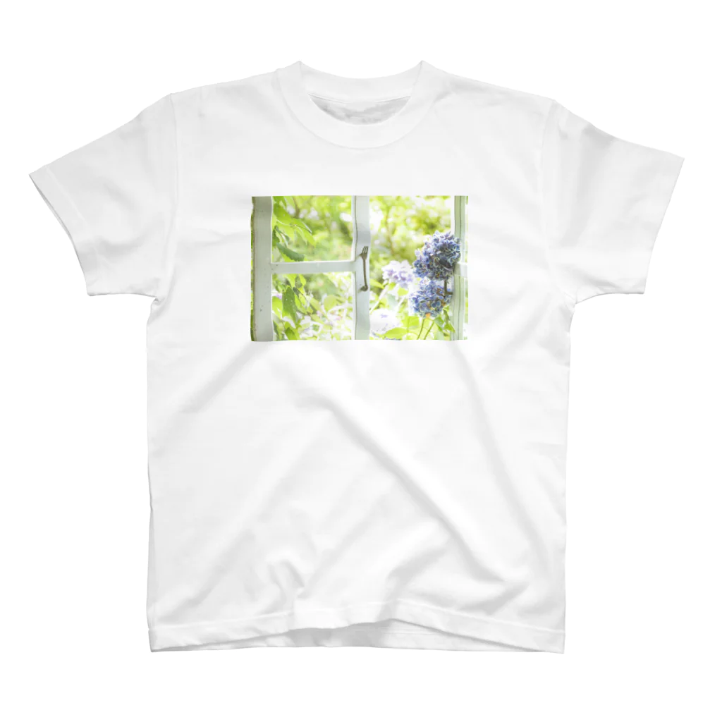 よしえのフォトT・フォトグッズの窓から覗く紫陽花 Regular Fit T-Shirt