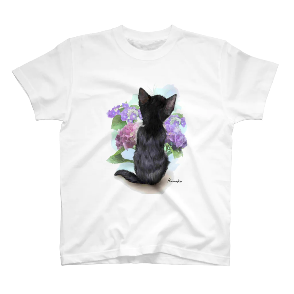 kinako-japanの紫陽花と白黒子猫 Regular Fit T-Shirt