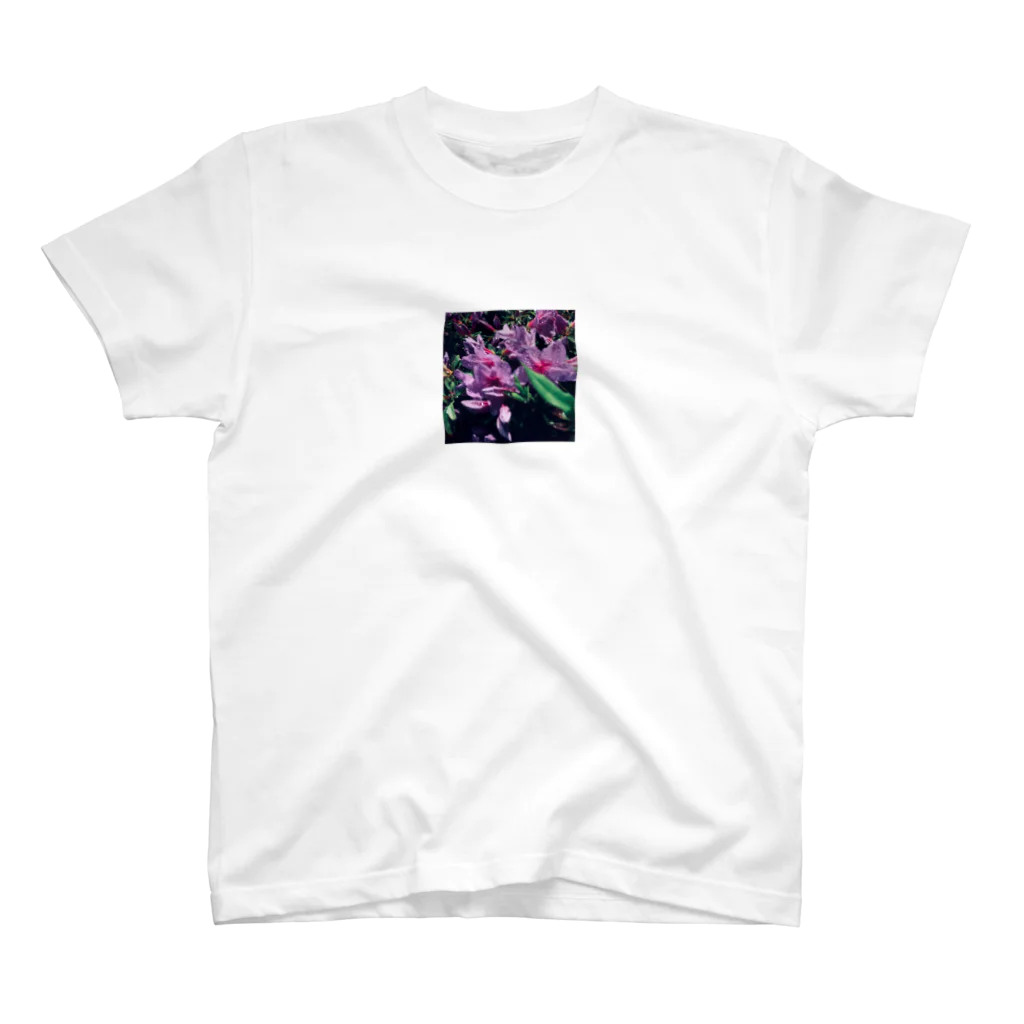 yozakura suiの雨降りの中深夜コンビニ行く途中にあった花 Regular Fit T-Shirt